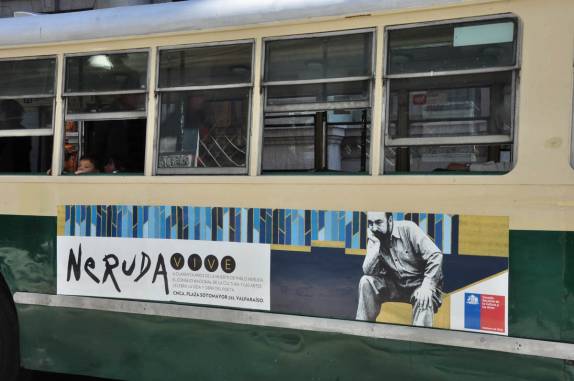 O nome do grande poeta Neruda está por toda parte em Valparaiso, no Chile